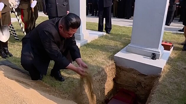 Dojatý Kim vlastnoručně pohřbíval svého vychovatele