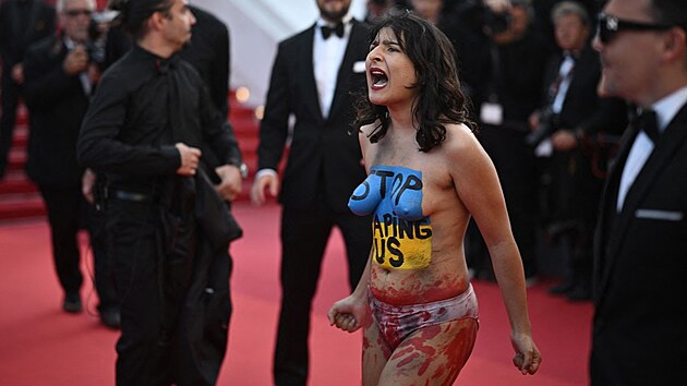 ena protestovala na filmovm festivalu v Cannes proti znsilovn na Ukrajin. (20. kvtna 2022)