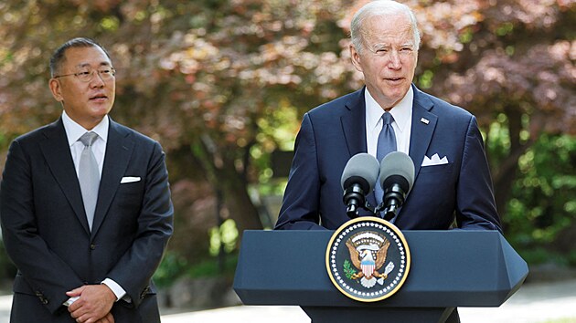 Joe Biden a předseda představenstva společnosti Hyundai Motor Group Euisun Chung v Jižní Koreji (22. května 2022)
