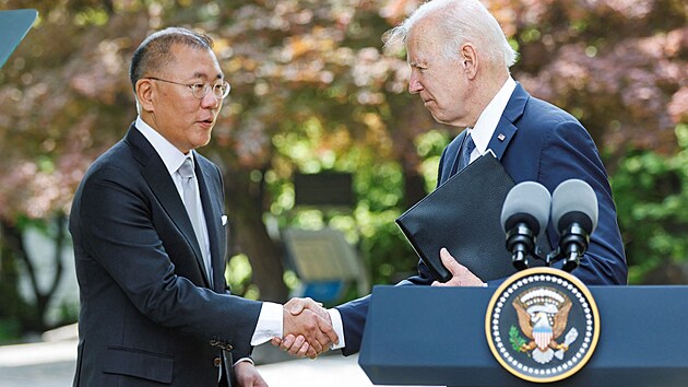 Joe Biden a předseda představenstva společnosti Hyundai Motor Group Euisun Chung v Jižní Koreji (22. května 2022)