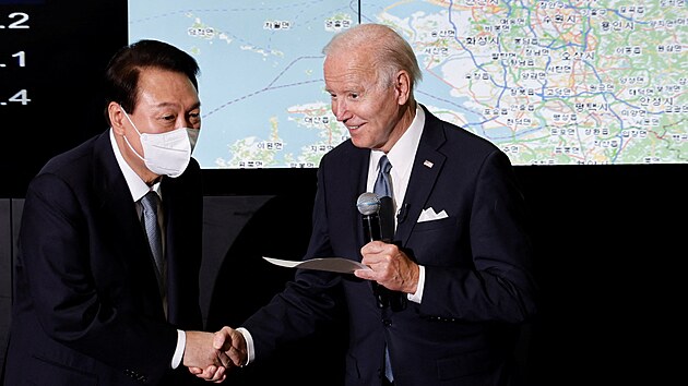 Biden se zdraví s prezidentem Jun Sok-jolem během návštěvy letecké základny v Jižní Koreji. (22. května 2022)