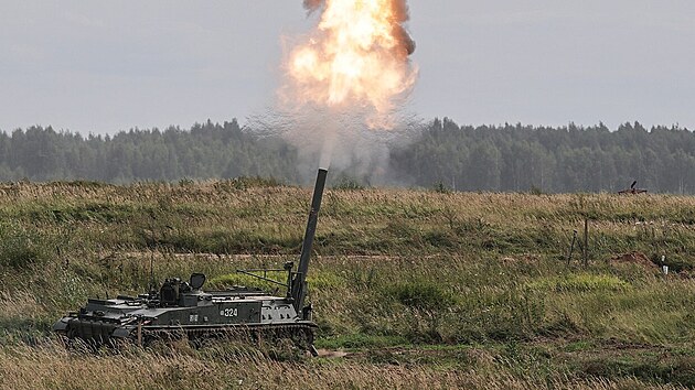 Ruský armádní 240mm samohybný těžký minomet 2S4 Tulpan (Tulipán) zachycený při...