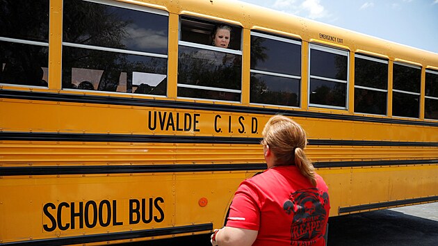 Při střelbě na základní škole v texaském Uvalde zahynulo nejméně čtrnáct děti. (24. května 2022)