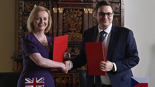 Minist�i zahrani�� �R a Brit�nie Jan Lipavsk� a Liz Trussov� vystoupili na tiskov� konferenci po spole�n�m jedn�n� (27. kv�tna 2022)