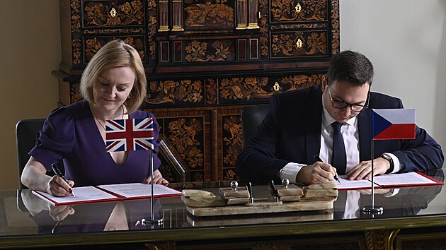 Minist�i zahrani�� �R a Brit�nie Jan Lipavsk� a Liz Trussov� vystoupili na tiskov� konferenci po spole�n�m jedn�n� (27. kv�tna 2022)