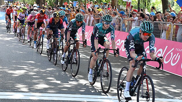 Momentka ze zvodu 14. etapy Giro d'Italia 2022.