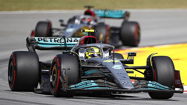 Lewis Hamilton a George Russell ze stje Mercedes pi kvalifikaci na Velkou cenu panlska.