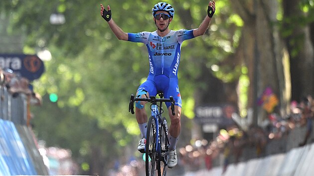 Cyklista Jayco's Simon Yates slav vtzstv 14. etapy Giro 2022.
