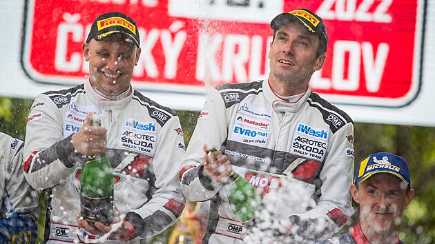 Jan Hlou�ek (vlevo) a Jan Kopeck� (vpravo) slav� v�t�zsv� na Rallye �esk� Krumlov v z�vod� mistrovstv� �esk� republiky v automobilov�ch sout��ch 2022.