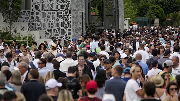 Divci m na kurty zpas tenisovho Rolland Garros.