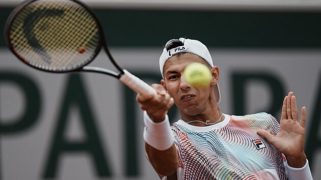Australan Popyrin zahrv forhend na Rolland Garros.