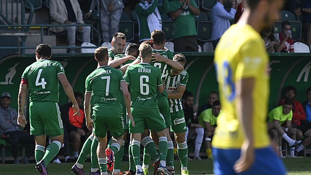 Hráči Bohemians oslavují vstřelený gól v barážovém utkání proti Opavě.
