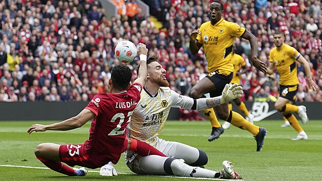 Luis Diaz (vlevo) z Liverpoolu se snaží překonat brankáře Wolverhamptonu Jose Sa během zápasu anglické Premier League.
