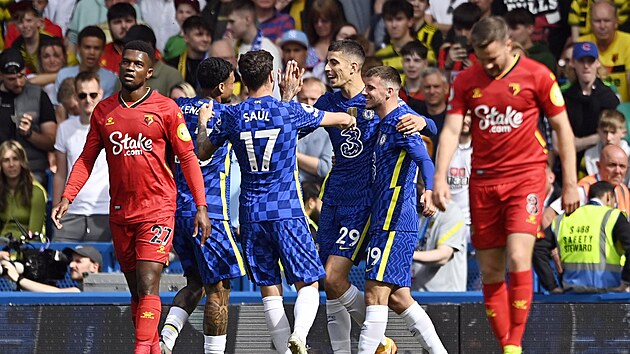 Hráči Chelsea slaví první gól v zápas Premier League proti Watfordu.