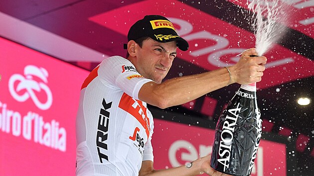 Giulio Ciccone slaví vítězství v 15. etapě cyklistického závodu Giro.