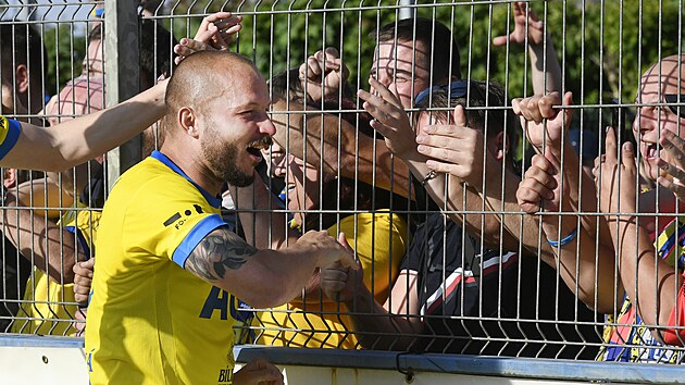 Tomáš Vondrášek z Teplic se raduje s fanoušky ze záchrany v první lize.