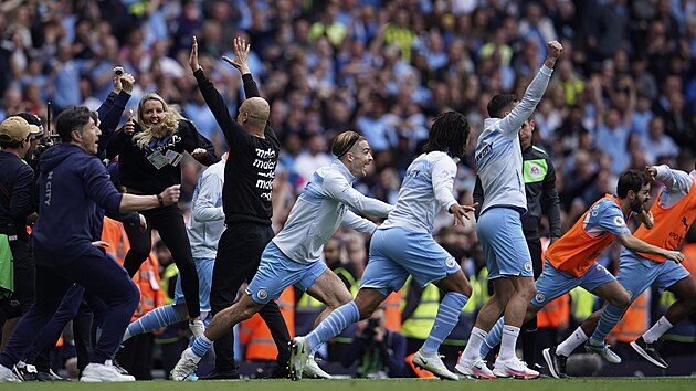 Hráči Manchesteru City slaví zisk titulu po obratu v zápase proti týmu Aston Villa.
