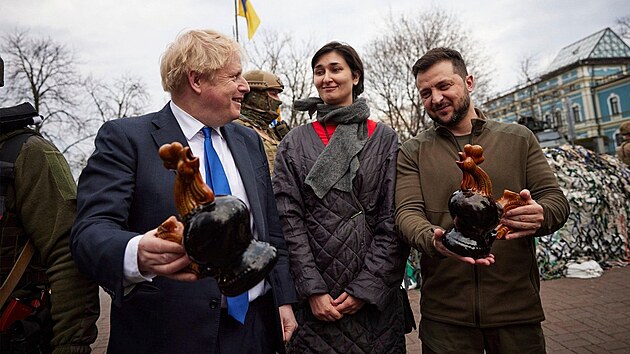 Britský premiér Johnson s ukrajinským prezidentem Zelenským v ulicích Kyjeva obdrželi netradiční dárek. (9. dubna 2022)
