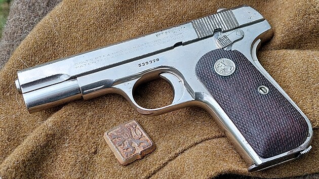 Pistole československého parašutisty Jozefa Gabčíka Colt 1903 Hammerless Pocket výrobního čísla 539 370