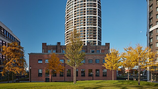 Funkcionalistick budova vborn komunikuje s okoln modern zstavbou.