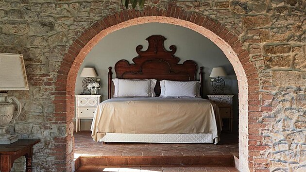 Odhalené kamenné nebo jednoduché omítkové stěny jsou kombinovány s tradičním nábytkem z masivního dřeva.