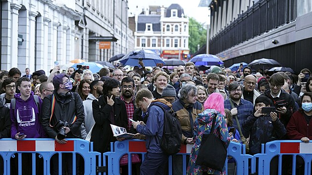 Lid ekaj na nstup do prvnho vlaku na ndra Paddington v Londn (24. kvtna 2022)