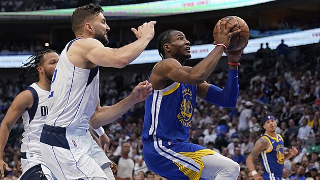 Jonathan Kuminga (vpravo) z Golden State stl v zpase s Dallasem.