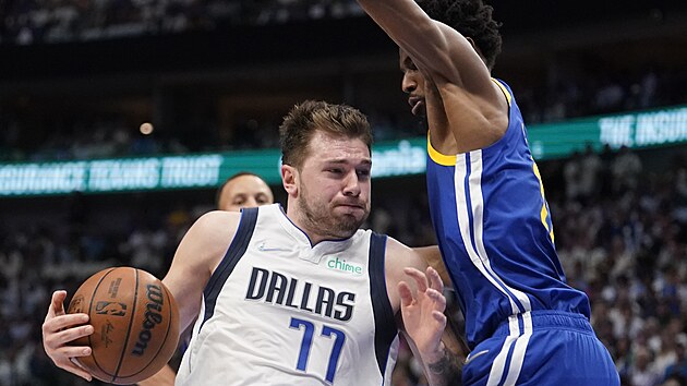 Luka Doni (vlevo) z Dallasu se sna prosadit pes Andrewa Wigginse z Golden State.