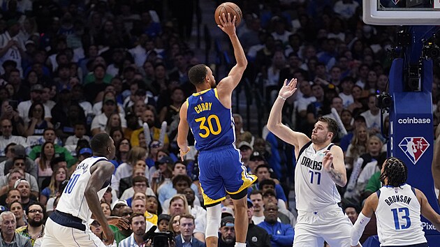 Stephen Curry z Golden State stl na ko Dallasu, brnit se mu v tom sna Luka Doni.