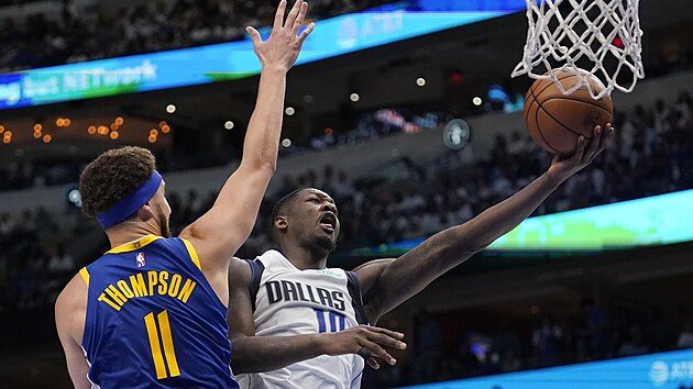 Dorian Finney-Smith (vlevo) z Dallasu se sna prosadit pes Klaye Thompsona z Golden State.