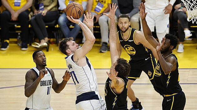 Luka Doni z Dallasu stl na ko Golden State.