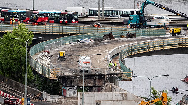 Demolice nájezdové rampy Barrandovského mostu ze Strakonické se blíží do finále. (24.5.2022)