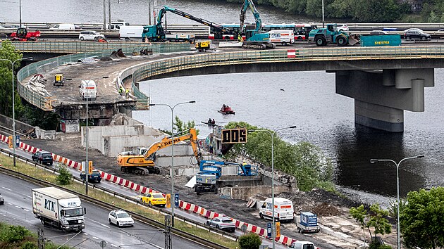 Demolice nájezdové rampy Barrandovského mostu ze Strakonické se blíží do finále. (24.5.2022)