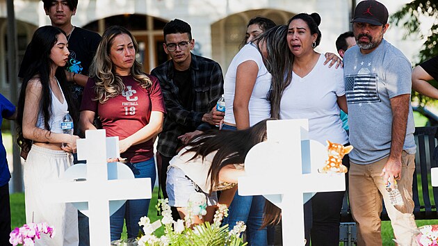 Pozůstalí oplakávají oběti úterní texaské střelby, jež se odehrála ve městě Uvalde. (27. května 2022)