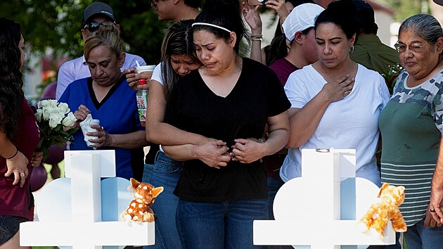 Pozůstalí oplakávají oběti úterní texaské střelby, jež se odehrála ve městě Uvalde. (27. května 2022)