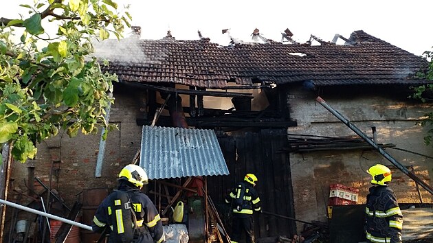 Požár stodoly likvidovalo šest jednotek hasičů.