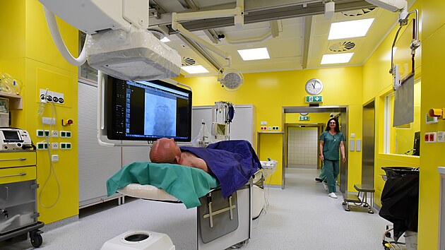 Olomoucká fakultní nemocnice slavnostně zahájila provoz nových katetrizačních sálů kardiologické kliniky (na snímku figurant v jednom z nich) a angiografických linek.