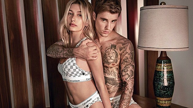 Justin Bieber s manželkou Hailey v kampani pro značku Calvin Klein (2019)