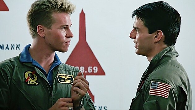 Val Kilmer jako Iceman a Tom Cruise jako Maverick ve filmu Top Gun (1986)