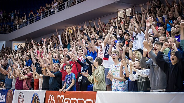 Brnnsk publikum se raduje ze hry basketbalist.