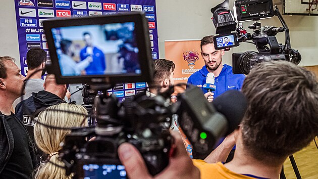 Tom Satoransk el mdim po tiskov konferenci sto dn ped EuroBasketem v Praze