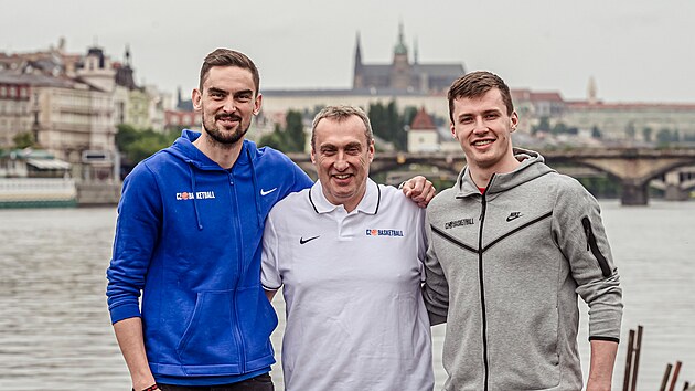 Tom Satoransk, trenr Ronen Ginzburg a Ondej Sehnal (zleva) zvou do Prahy na EuroBasket 2022.