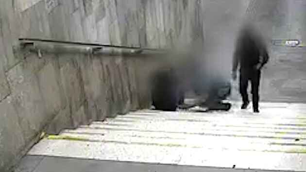 Mladík okradl spícího muže na schodech přímo pod kamerou strážníků