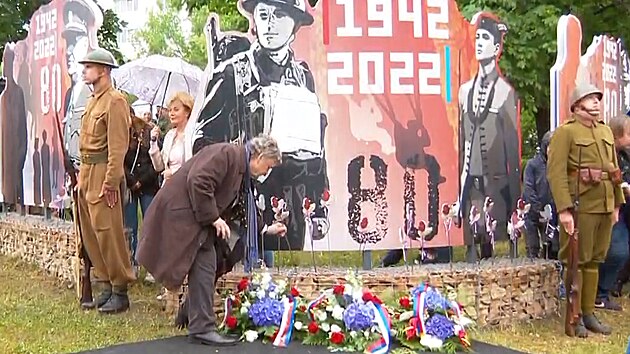 Lidé uctili památku parašutistů Jozefa Gabčíka a Jana Kubiše.