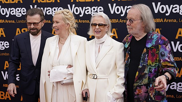Bjorn Ulvaeus, Agnetha Faltskog, Anni-Frid Lyngstad a Benny Andersson na červeném koberci při zahájení show ABBA Voyage (26. května 2022)