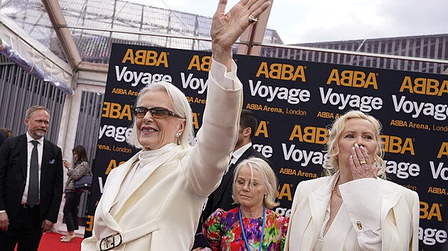 Anni-Frid Lyngstad a Agnetha Faltskog na červeném koberci při zahájení show ABBA Voyage (26. května 2022)