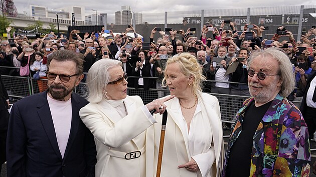 Bjorn Ulvaeus, Anni-Frid Lyngstad, Agnetha Faltskog a Benny Andersson na červeném koberci při zahájení show ABBA Voyage (26. května 2022)