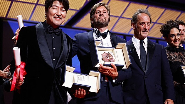 Herec Song Kang-ho a režisér Ruben Ostlund pózují s cenami, které získali na letošním filmovém festivalu v Cannes (28. května 2022).