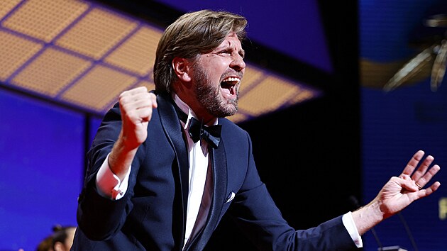 Reisr Ruben Ostlund prv zskal Zlatou palmu za nejlep snmek letonho filmovho festivalu v Cannes (28. kvtna 2022).