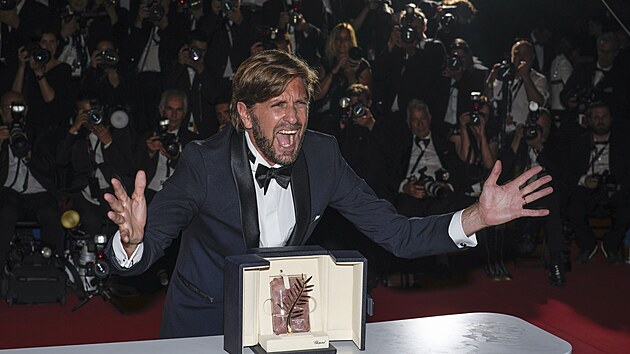 Švédský režisér Ruben Ostlund získal Zlatou palmu za nejlepší snímek letošního filmového festivalu v Cannes (28. května 2022).
